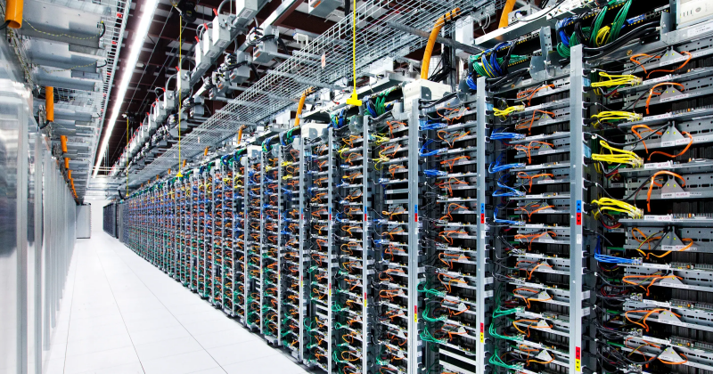 Baies serveurs alignées dans un datacenter en colocation